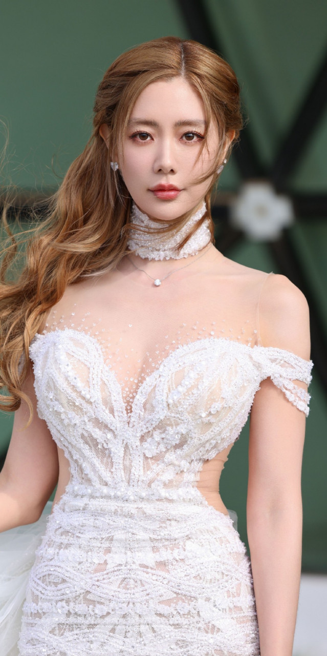 克拉拉好身材写真壁纸图集,白与红的碰撞