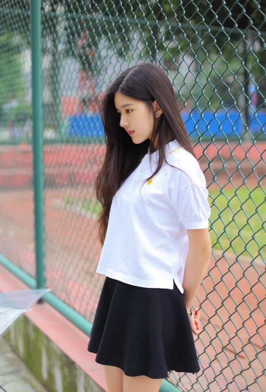 赵露思白色t恤校服清纯可爱早期写真图片