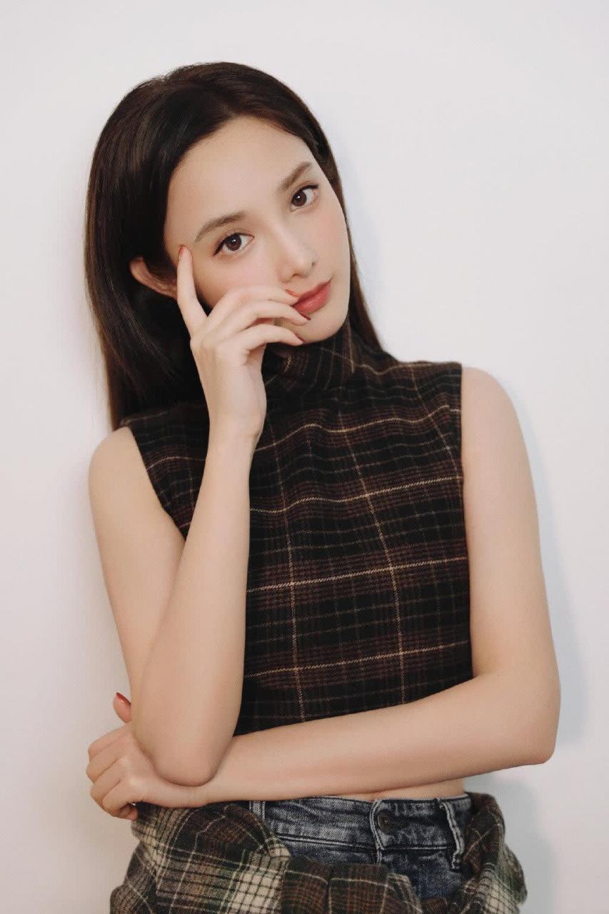 彭小苒自拍美图,知性气场十足.