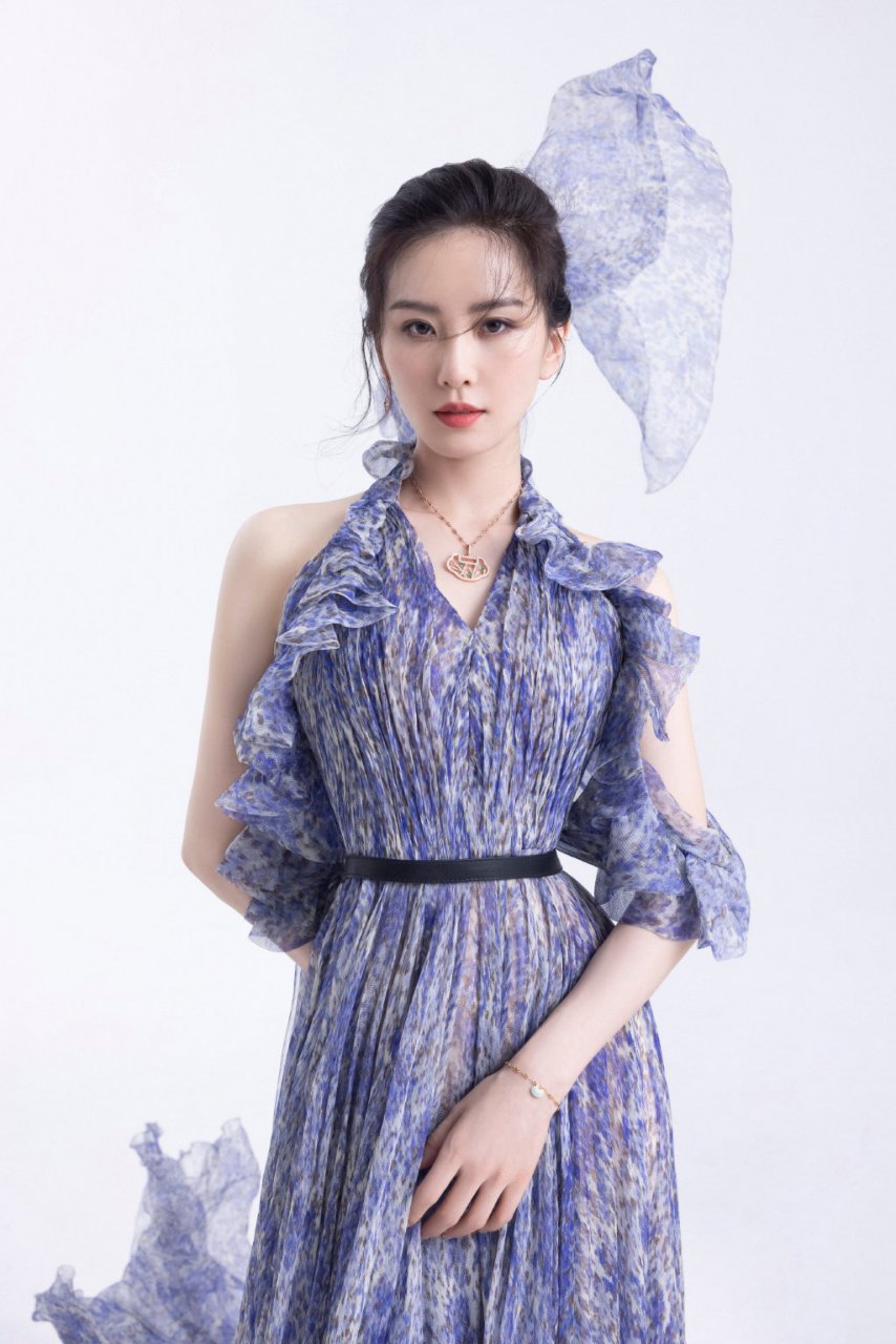 刘诗诗的紫色碎花连衣裙,香肩美背