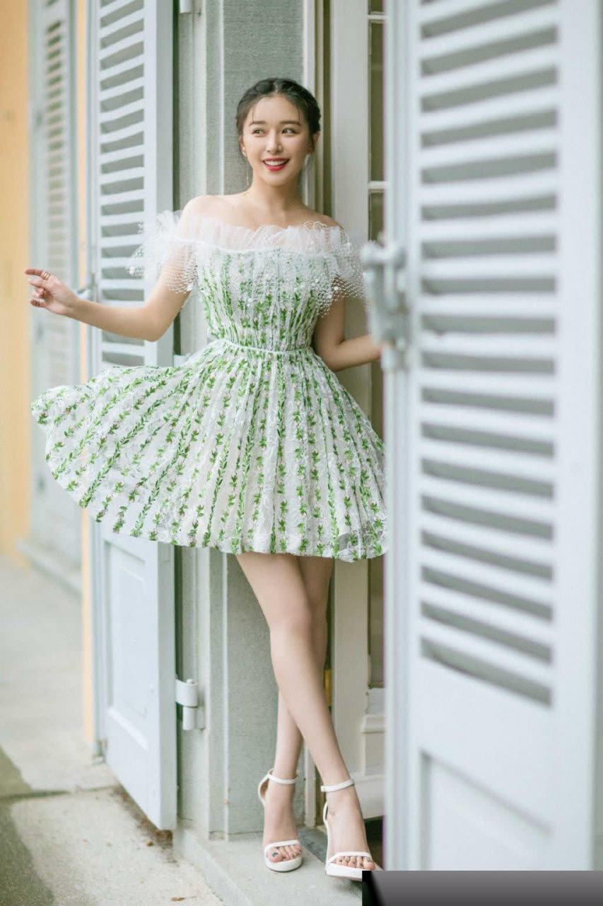 阚清子一双大长腿,白得发光,明艳动人.