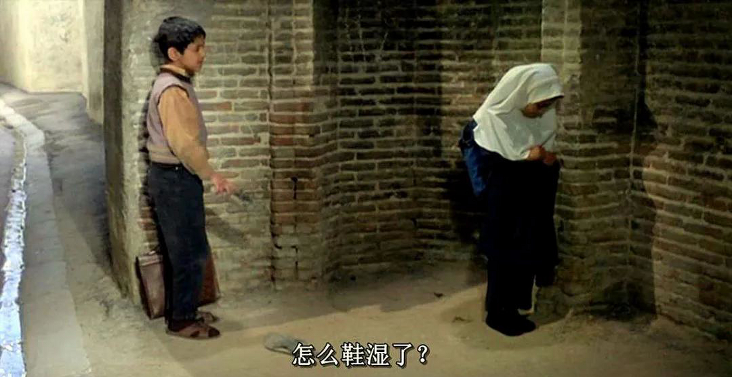 经典电影推荐《小鞋子》,电影讲述了一对兄妹与一双小鞋子的故事.
