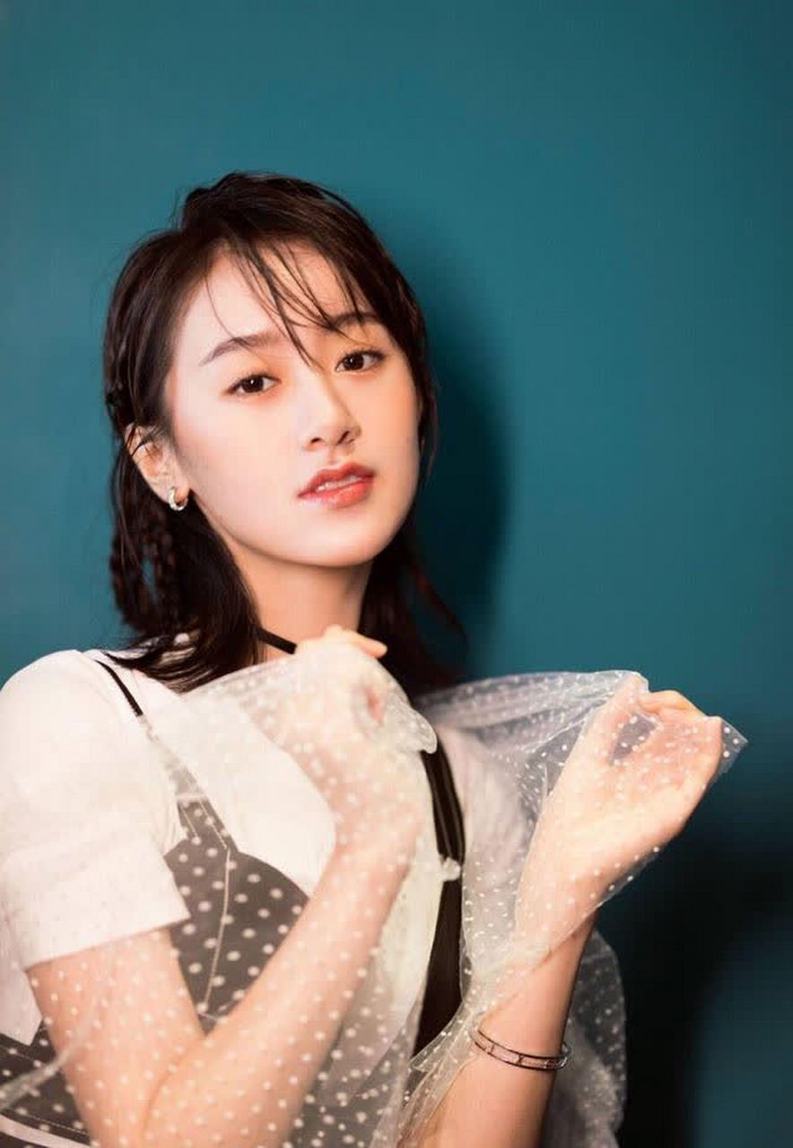 袁冰妍短发帅气中透着点点优雅气息黑白色彩点缀清新时尚