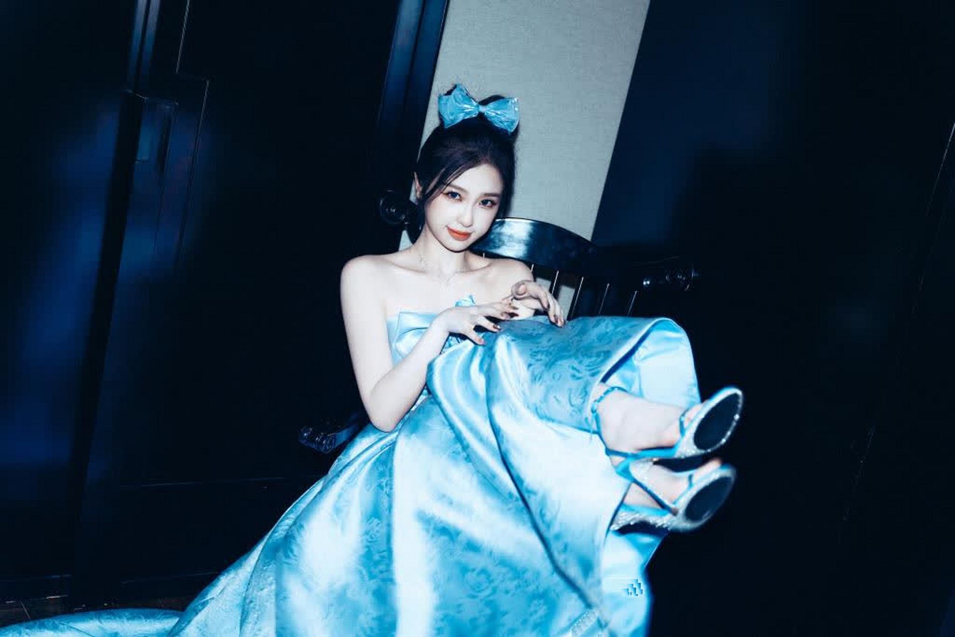 虞书欣:蓝色银底一字带高跟凉鞋