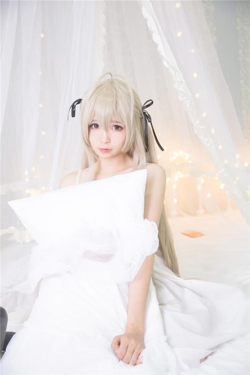 床上美女cosplay白色的梦幻写真