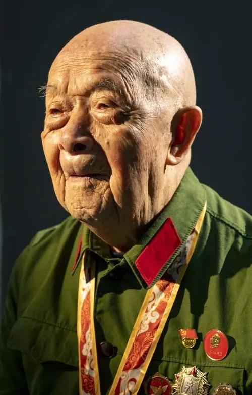 复员回家后,因为有关部门写错一个字,他却干了33年的临时工!