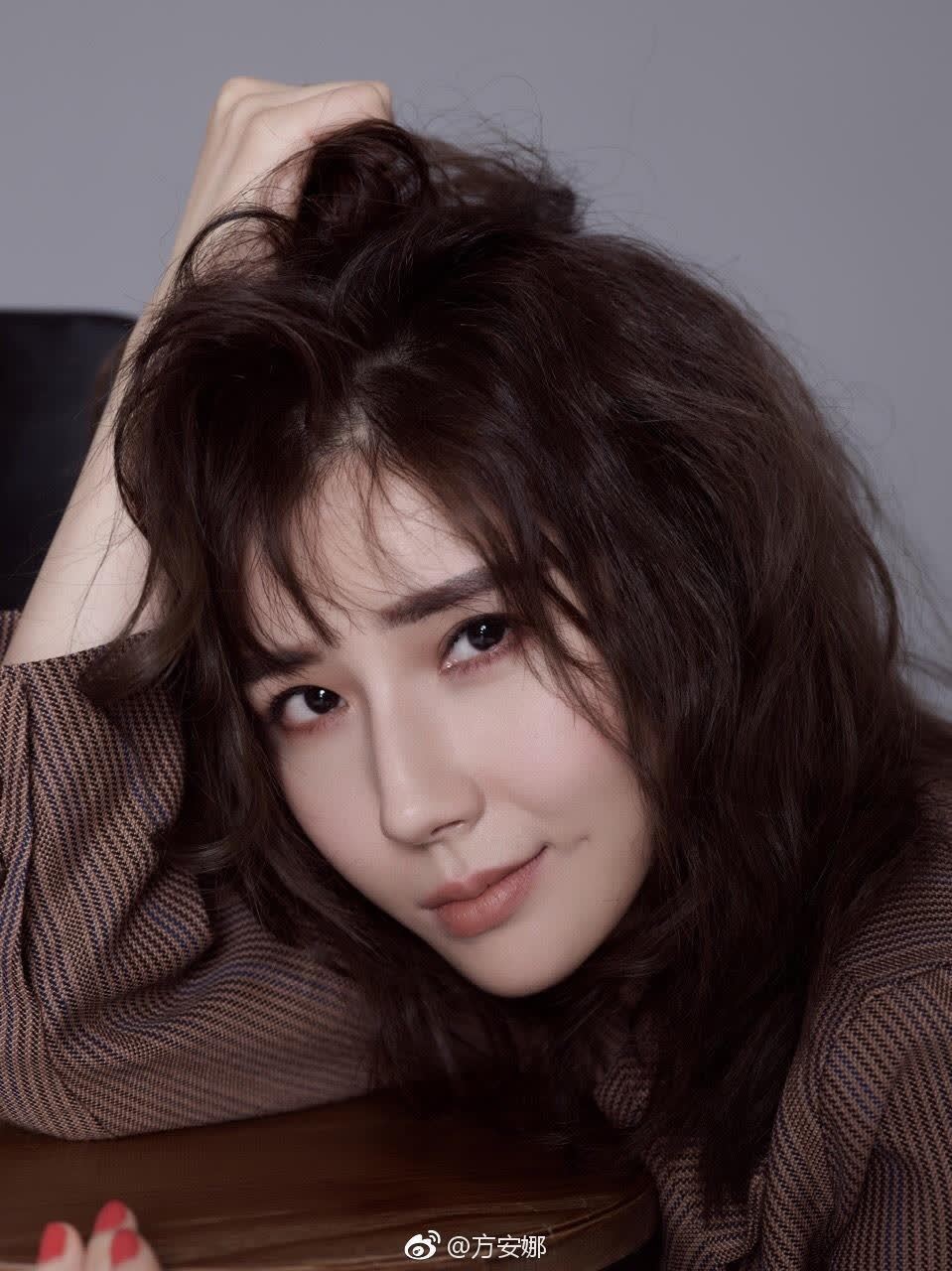 方安娜西装养眼微卷秀发静美迷人