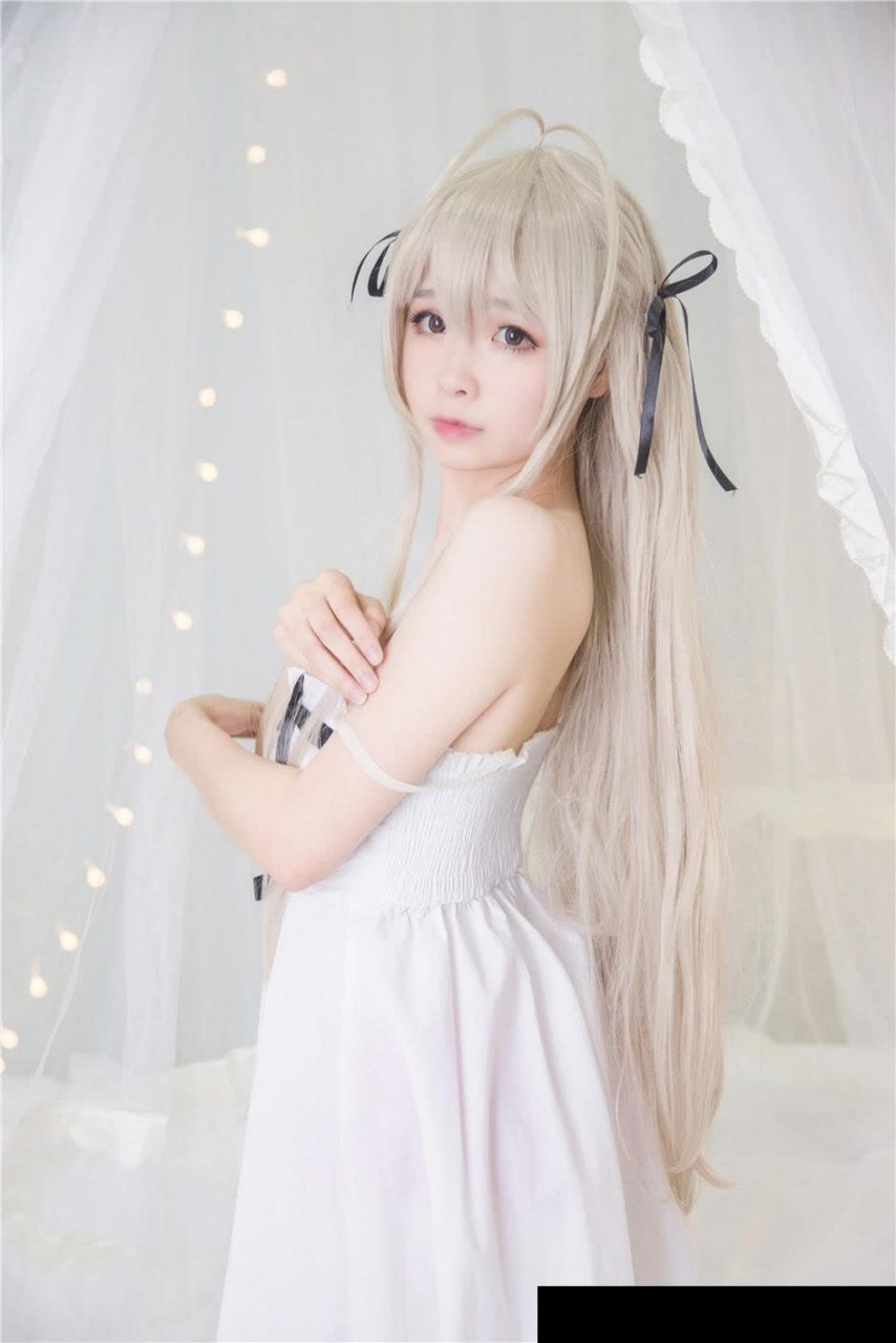 床上美女cosplay白色的梦幻写真