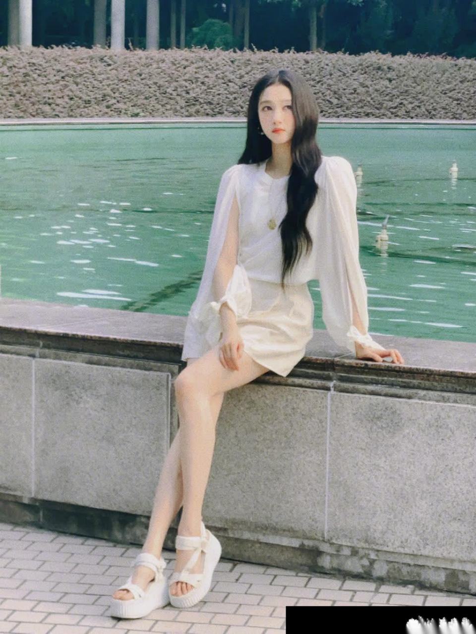 关晓彤:白色松花糕凉鞋