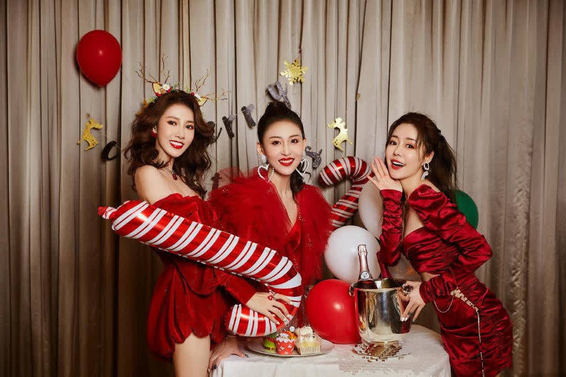 近日安又琪,贾青,弦子同框参加活动,身穿姐妹装圣诞同款礼服,大红色