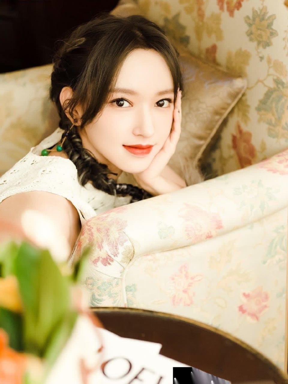 程潇夏日森系鱼骨辫造型甜美上线:五官柔美,眼神清澈水灵.