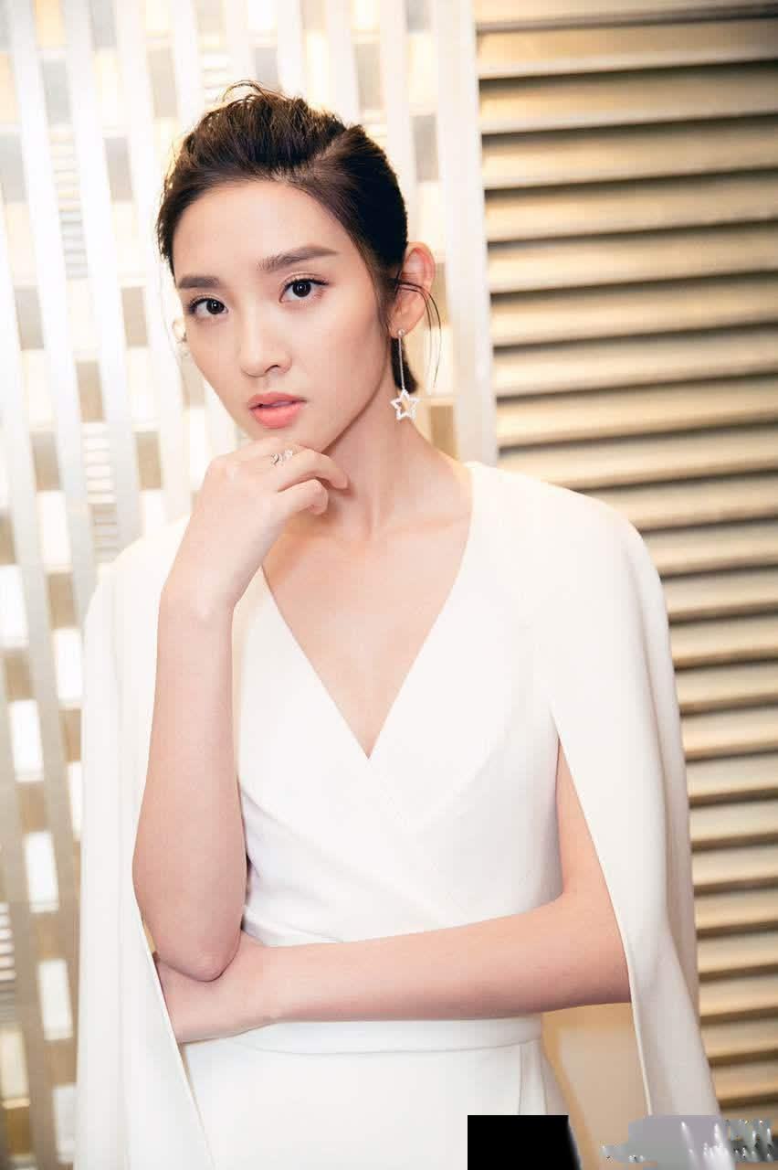 4178 唐艺昕的温柔如同冬日的雪花,纯净而美丽,充满了梦幻的色彩.