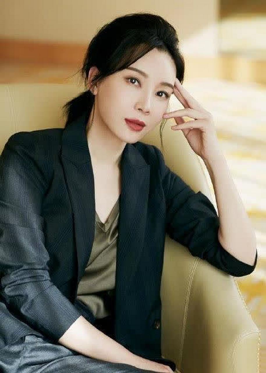 《完美关系》中,陈数的穿搭