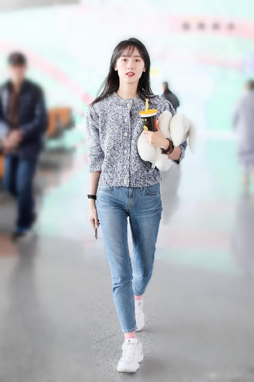 袁冰妍机场写真,精致又甜美的小姐姐