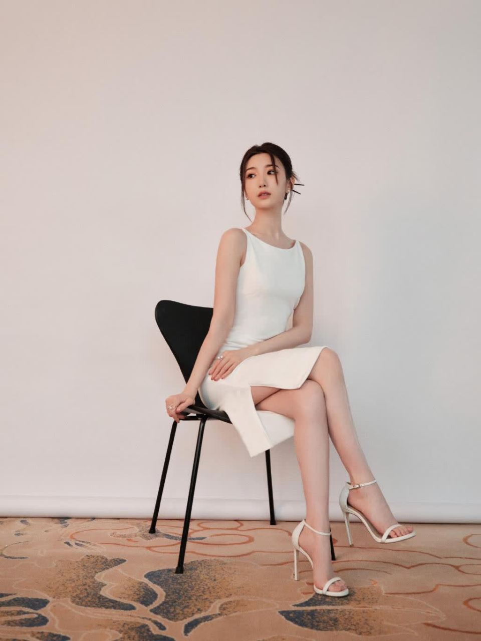 毛晓彤:白色一字带包后跟高跟凉鞋