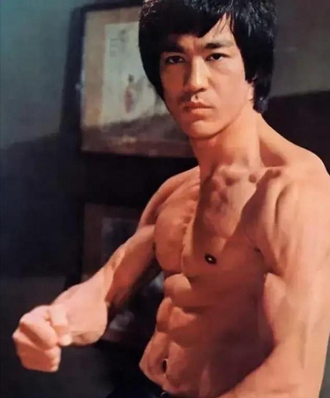 泰森在接受采访时,十分自信地表示:不讲拳击规则,我能把李小龙打死,他