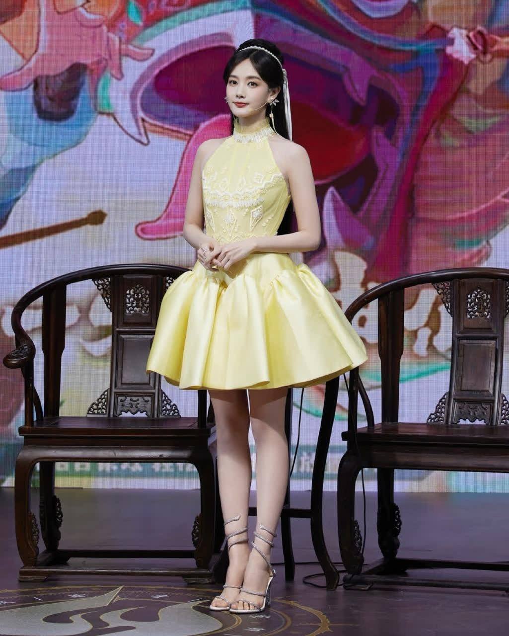 李一桐:银色水钻环绕式绑带高跟凉鞋