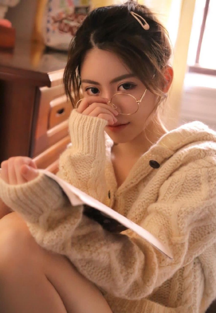 斗鱼人气主播周淑怡的光足写真,纯净中带着一丝俏皮.