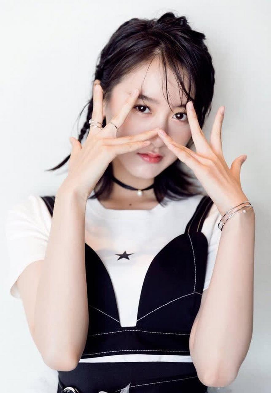 袁冰妍短发帅气中透着点点优雅气息黑白色彩点缀清新时尚