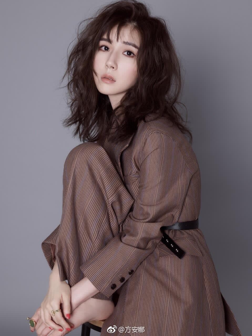方安娜西装养眼微卷秀发静美迷人