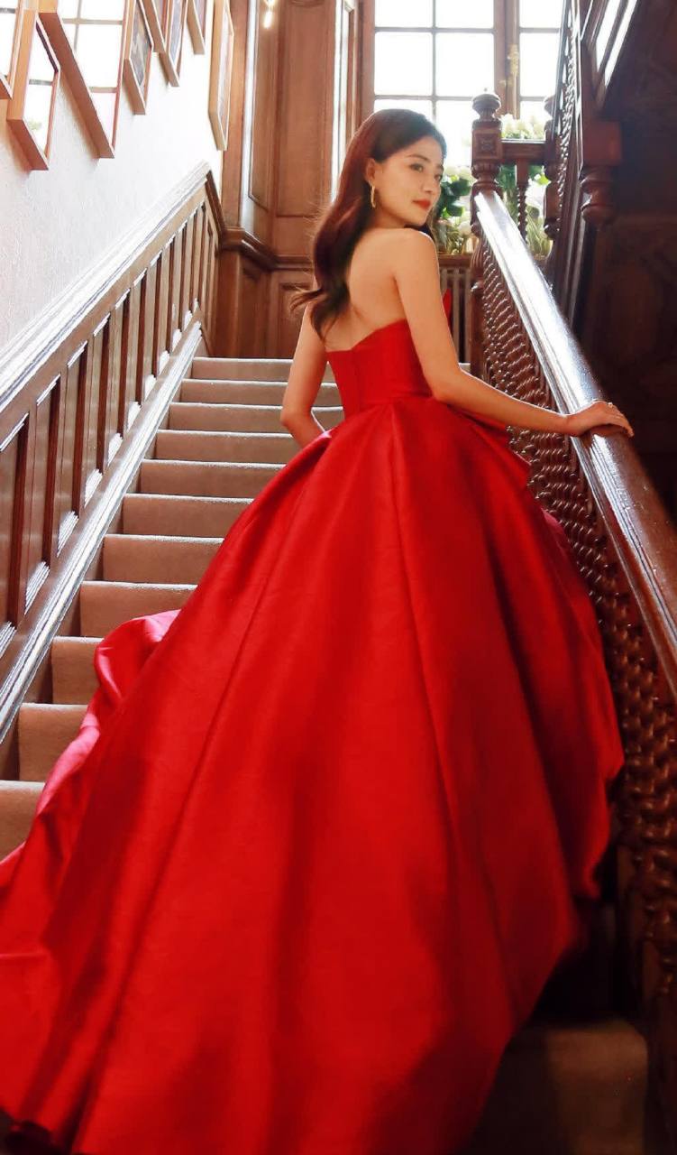 徐璐红裙倩影优雅迷人