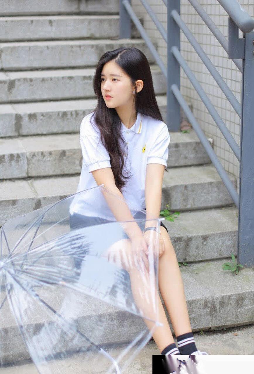 赵露思白色t恤校服清纯可爱早期写真图片