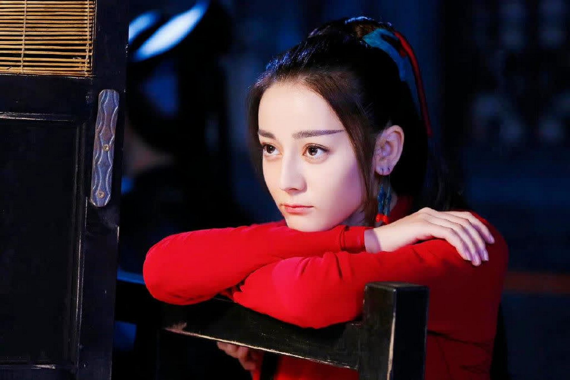 迪丽热巴,红衣气质美女,风采照人.