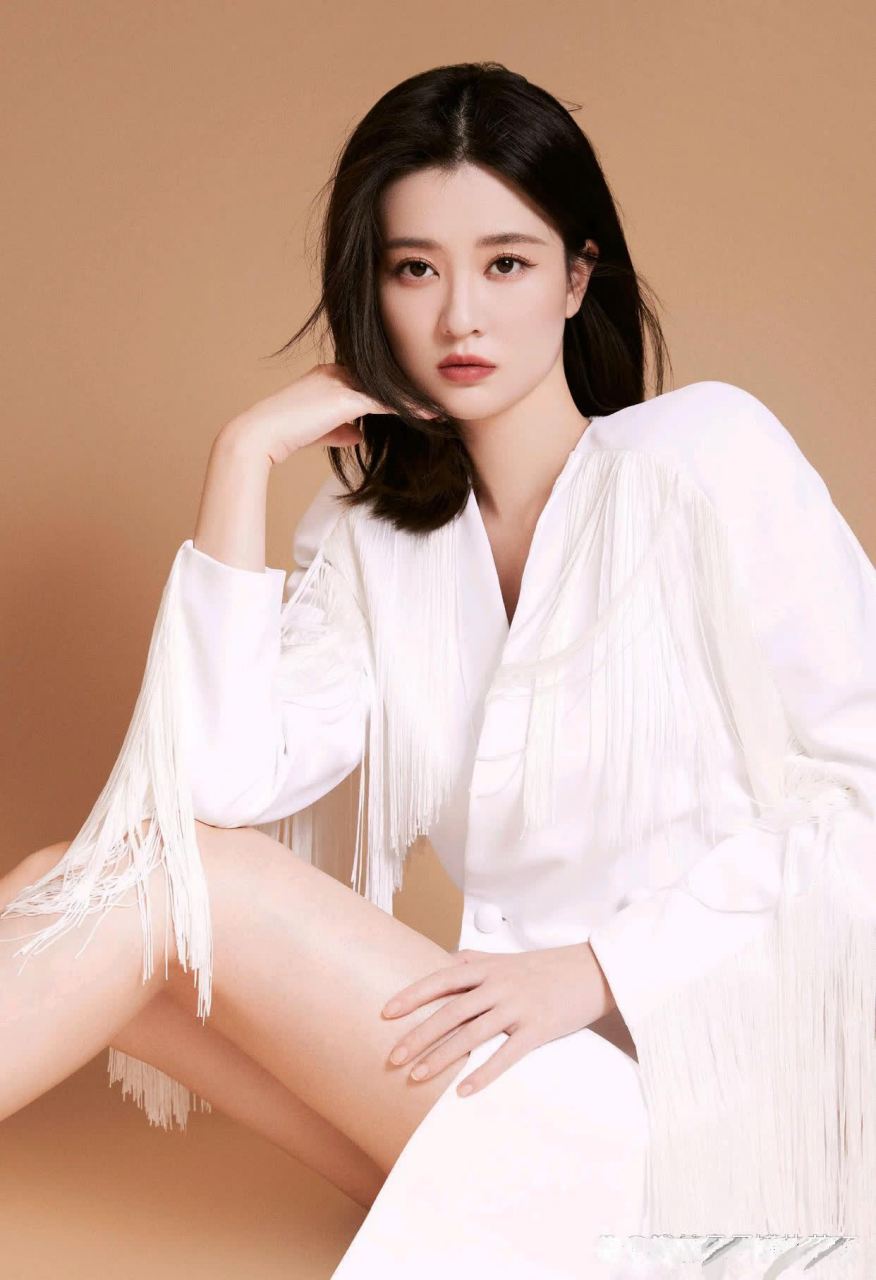 乔欣白色西装外套造型