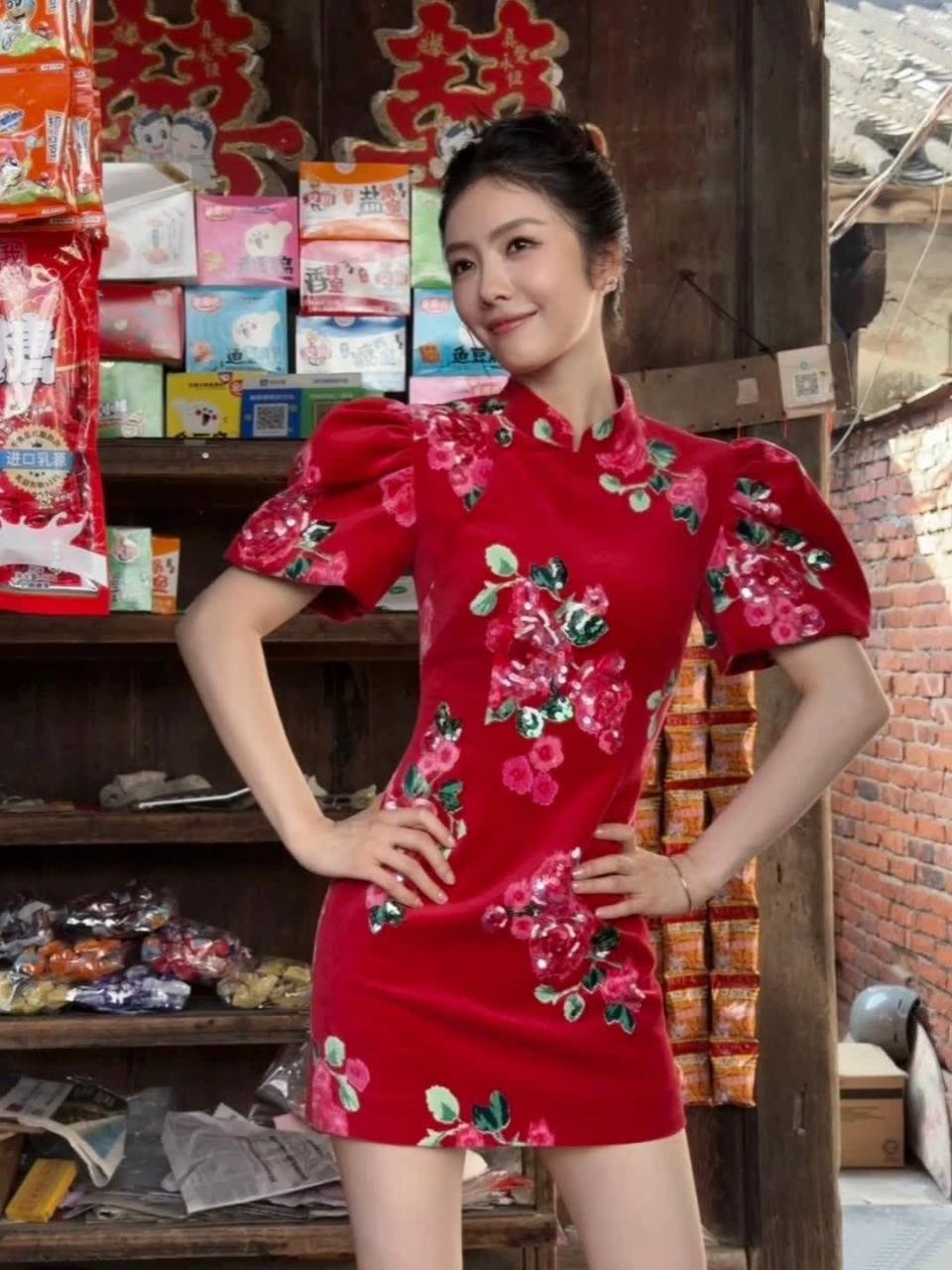 蔡文静在街头的旗袍造型,喜庆而美丽,如画中人.