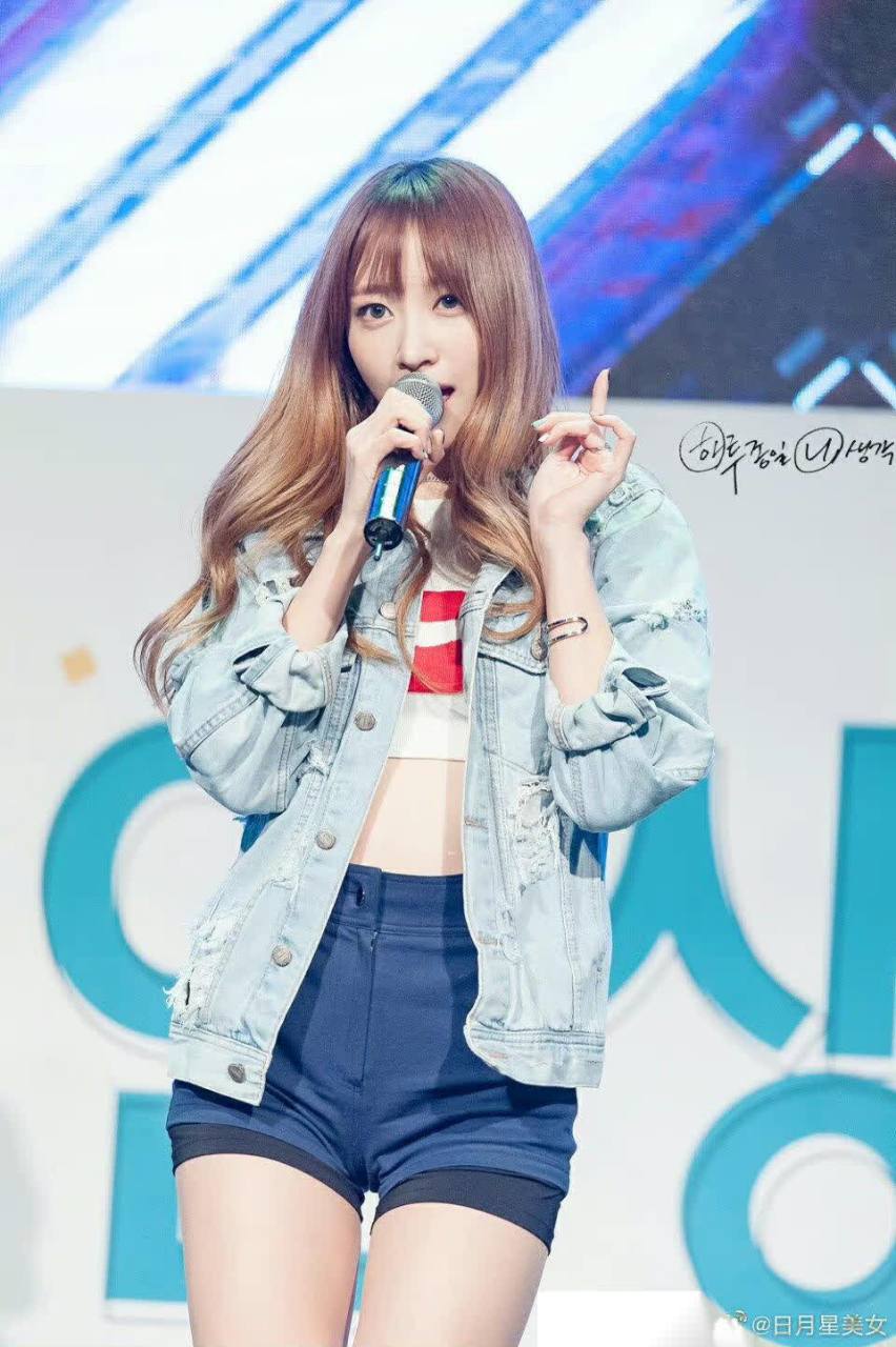 安喜延的牛仔裤如定制,完美展现修长身材.