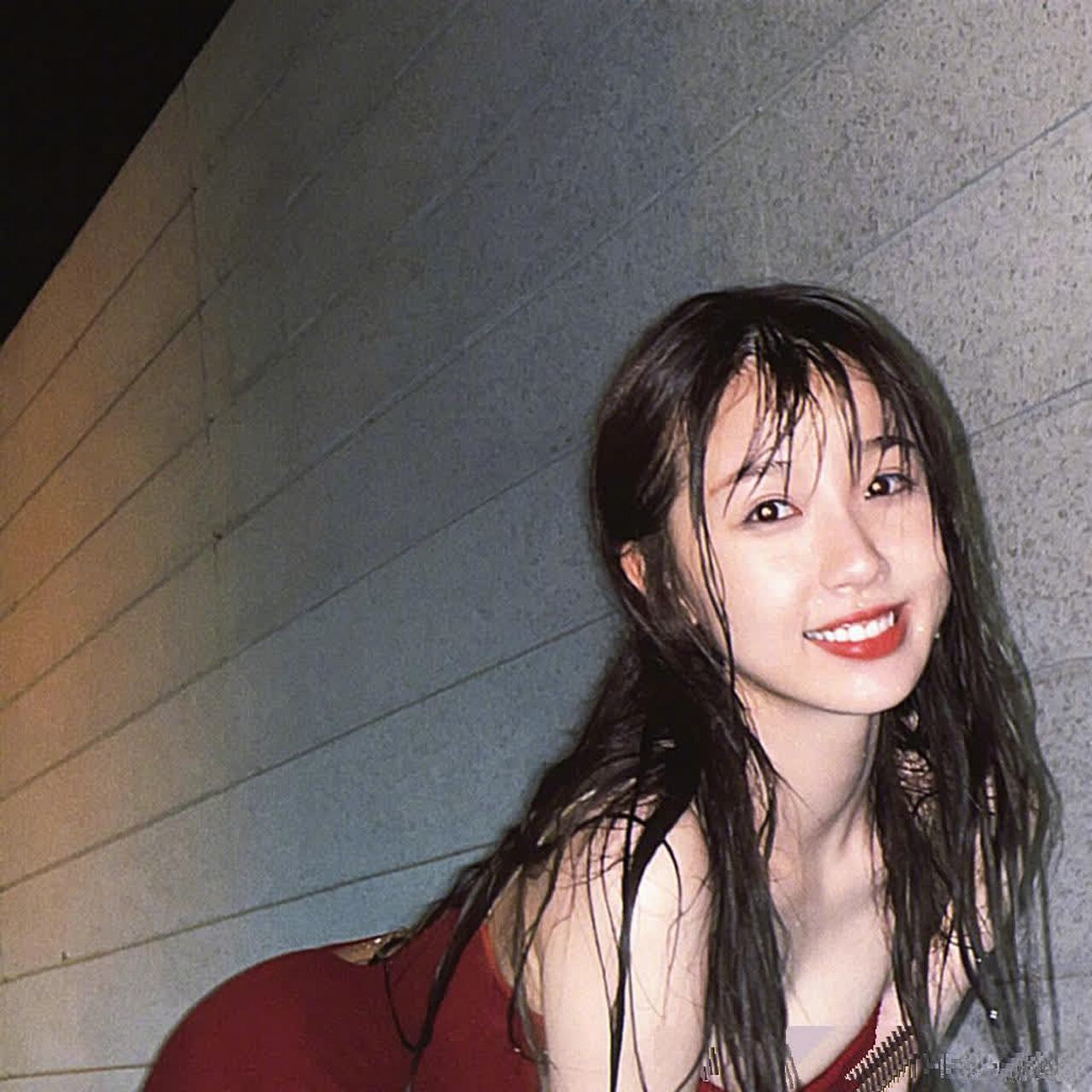 虞书欣红色泳装,如火焰般热烈,令人心动.