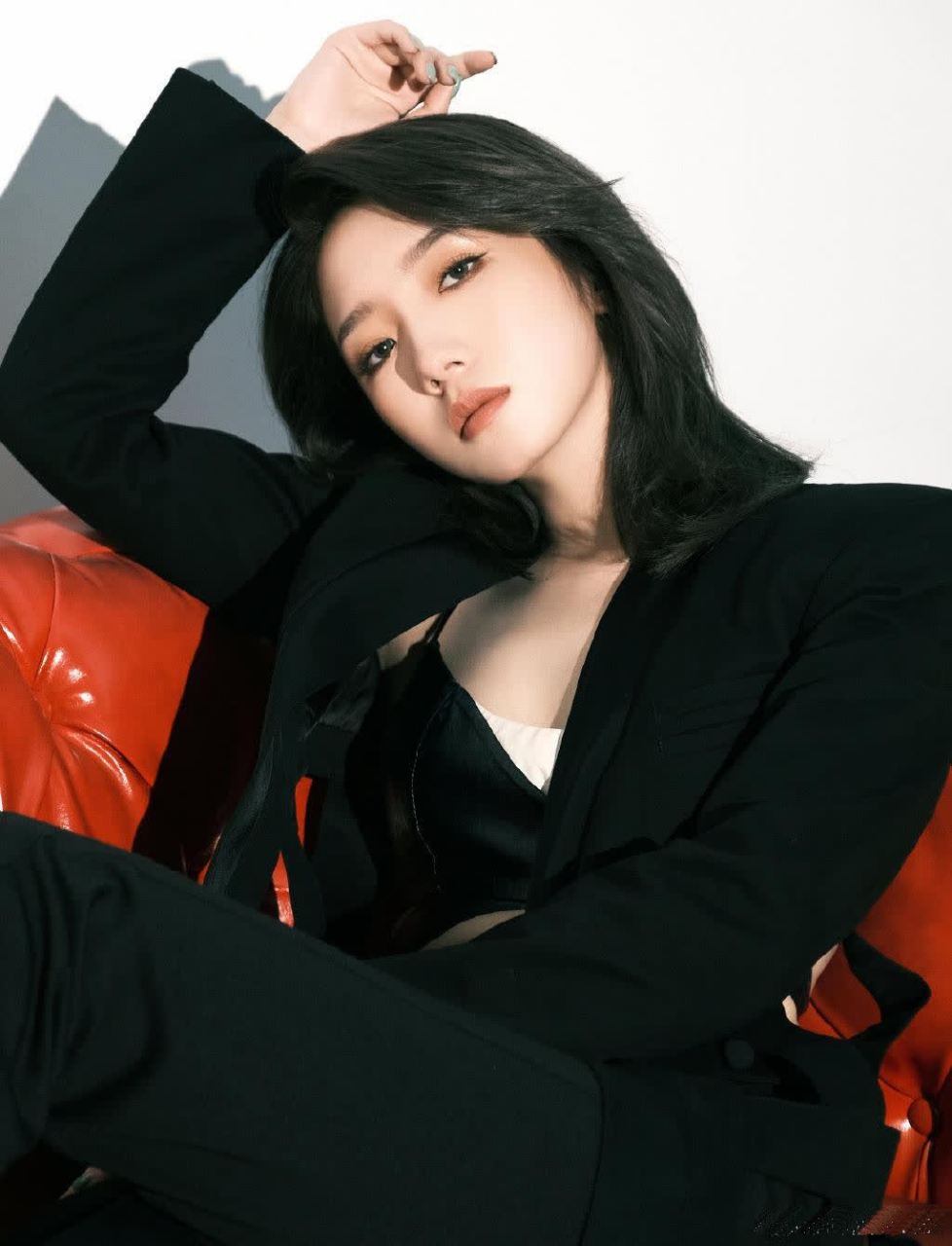 孟美岐的舞蹈如同精灵般灵动,每一个动作都充满了节奏感与美感.