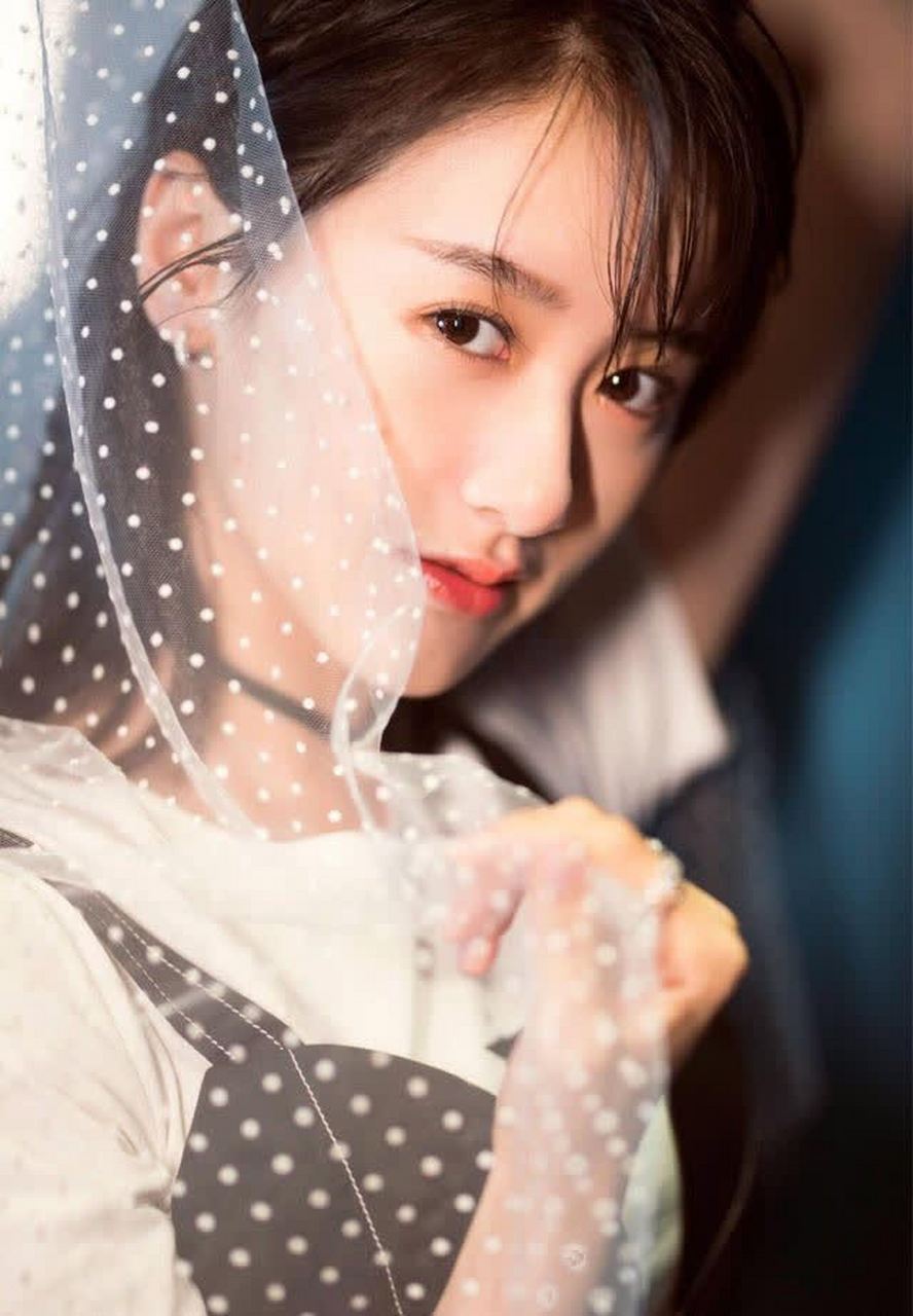 袁冰妍短发帅气中透着点点优雅气息黑白色彩点缀清新时尚