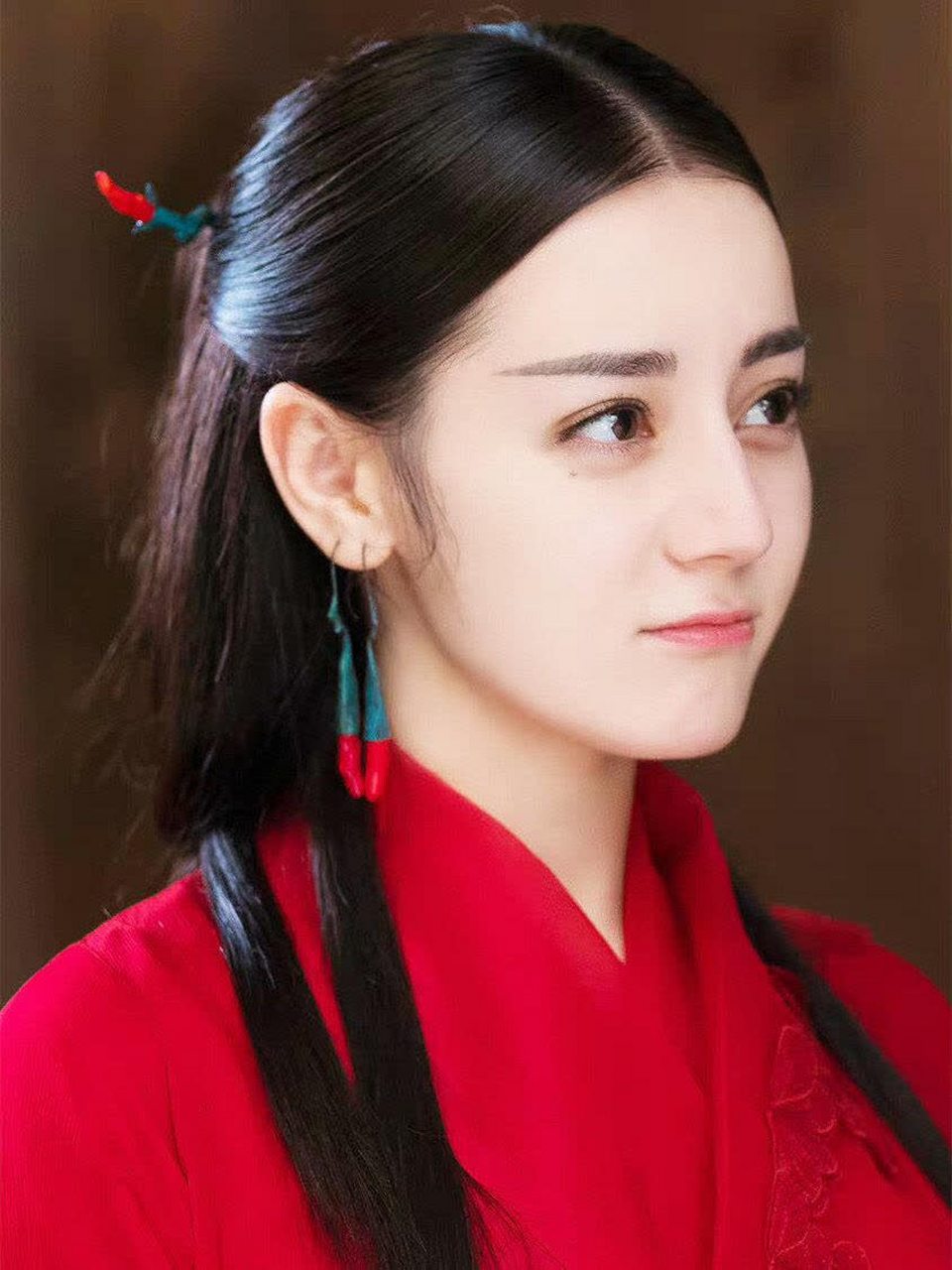 迪丽热巴,红衣气质美女,风采照人.
