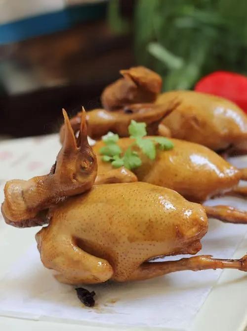 香卤鸽子,独家秘方大公开!口感鲜嫩,让人垂涎欲滴!