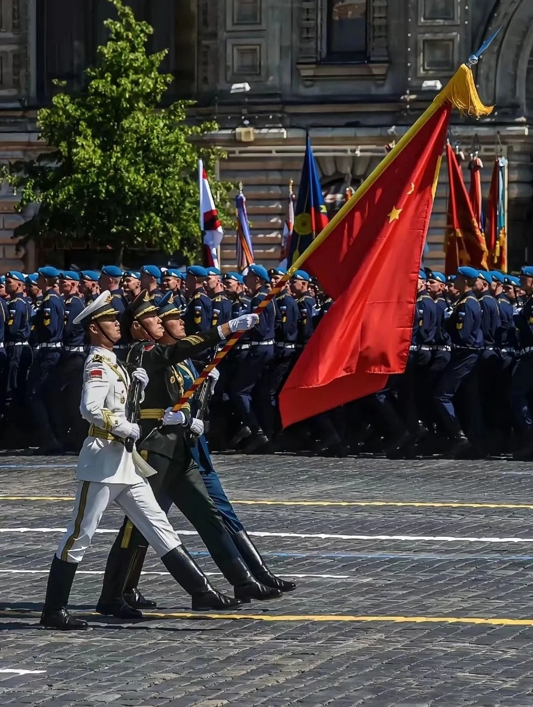 红旗l5敞篷版亮相白俄罗斯阅兵式,彰显中国制造的卓越风采
