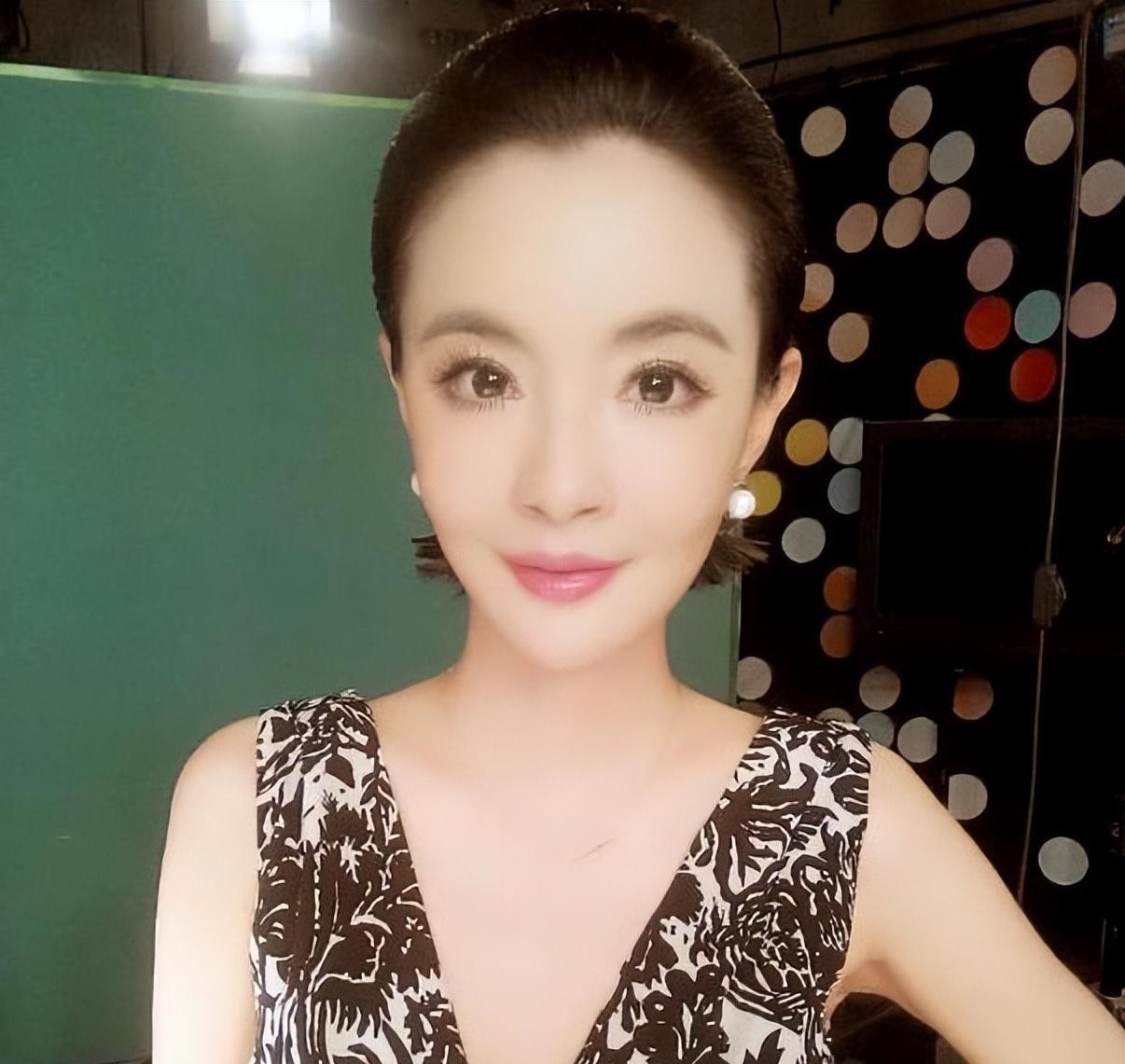 央视著名主持人梁璐,因整容被排挤,从而被调岗位,她后悔吗!