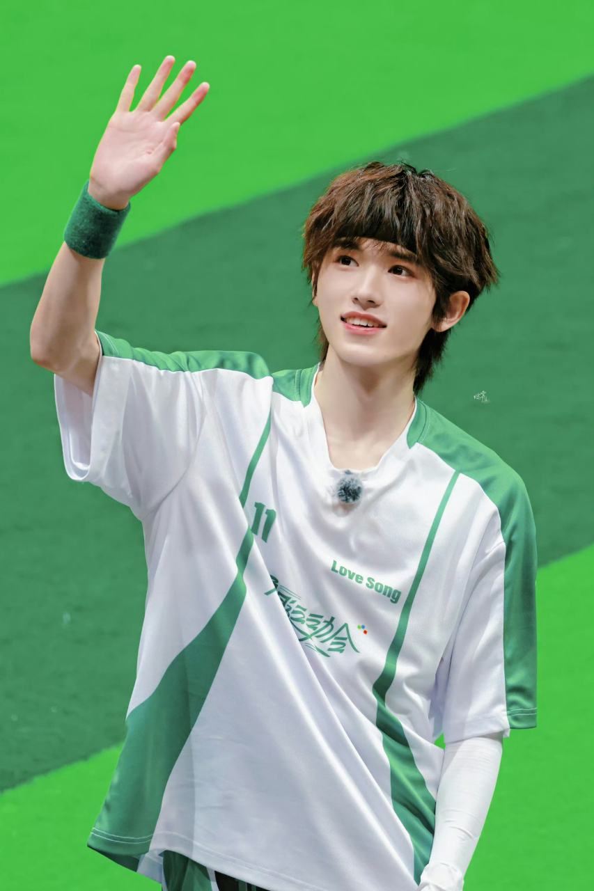 宋亚轩获tf家族夏日运动会"最佳笑容奖",这怎么不算是实至名归呢,看着