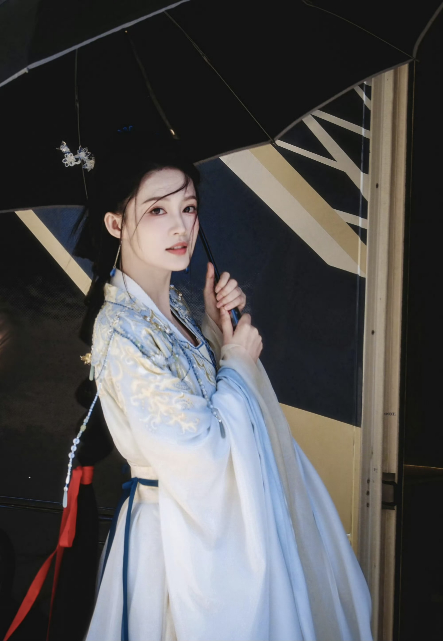 李沁新戏造型感觉好美,能火吗?[滑稽]