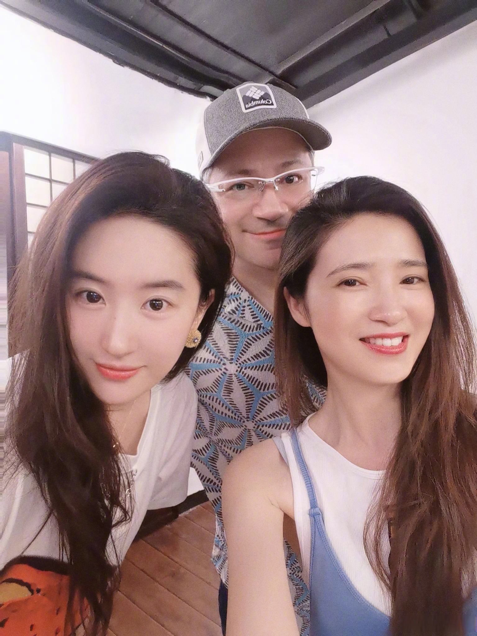 放出和剧中姐姐姐夫合影,她真的是娱乐圈女明星一股清流,直接素颜就上