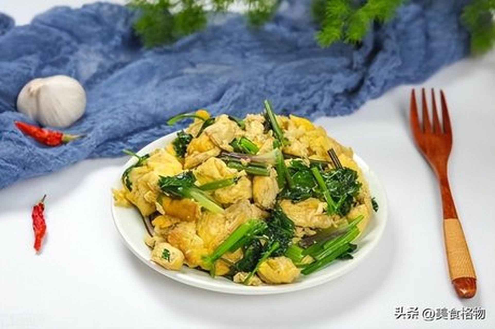              首先,先准备好食材,鹅蛋,香菜,酱油