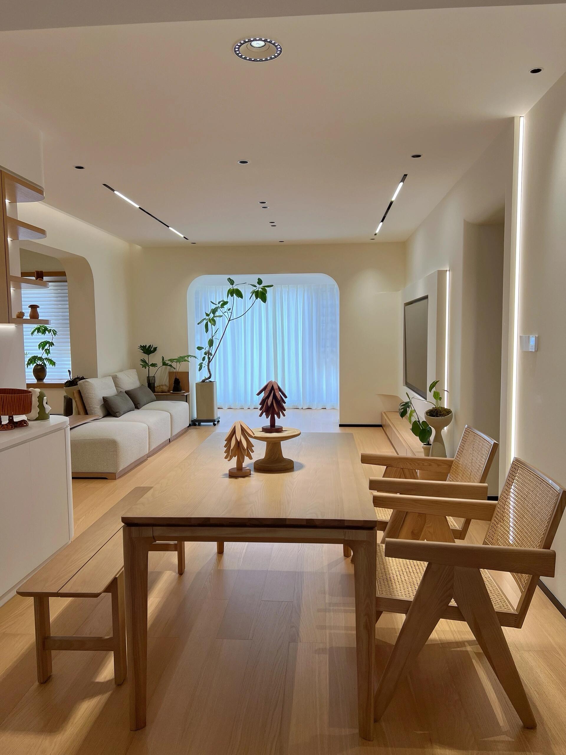 入眼的原木风是温馨舒适,养眼的绿植装饰是必不可少的,看着绿植们一