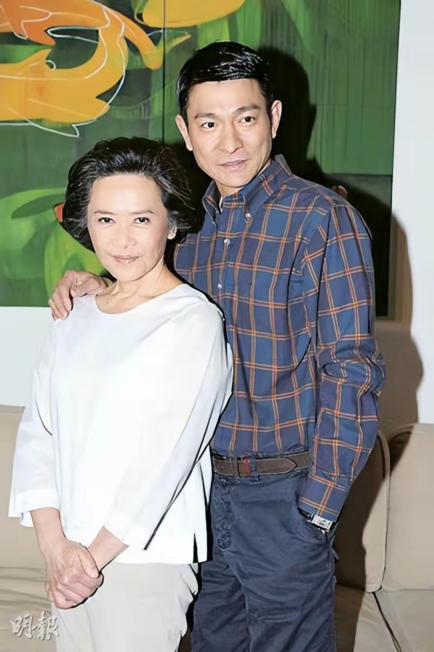 这是刘德华和他的老师叶德娴在一起的时光,叶德娴老师她不仅在工作上