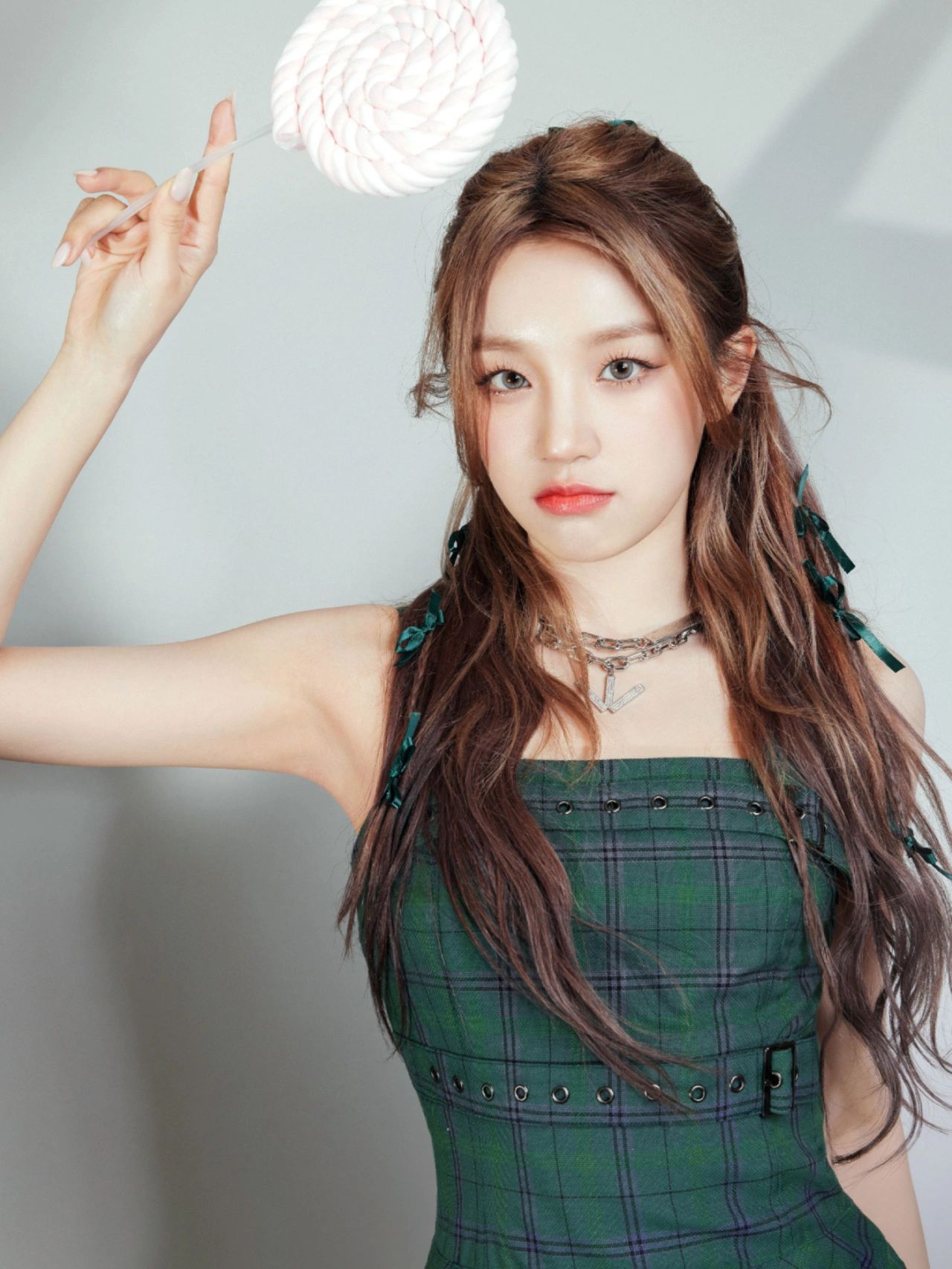 宋雨琦时尚大片绽放:墨绿束腰格纹吊带裙演绎复古风情