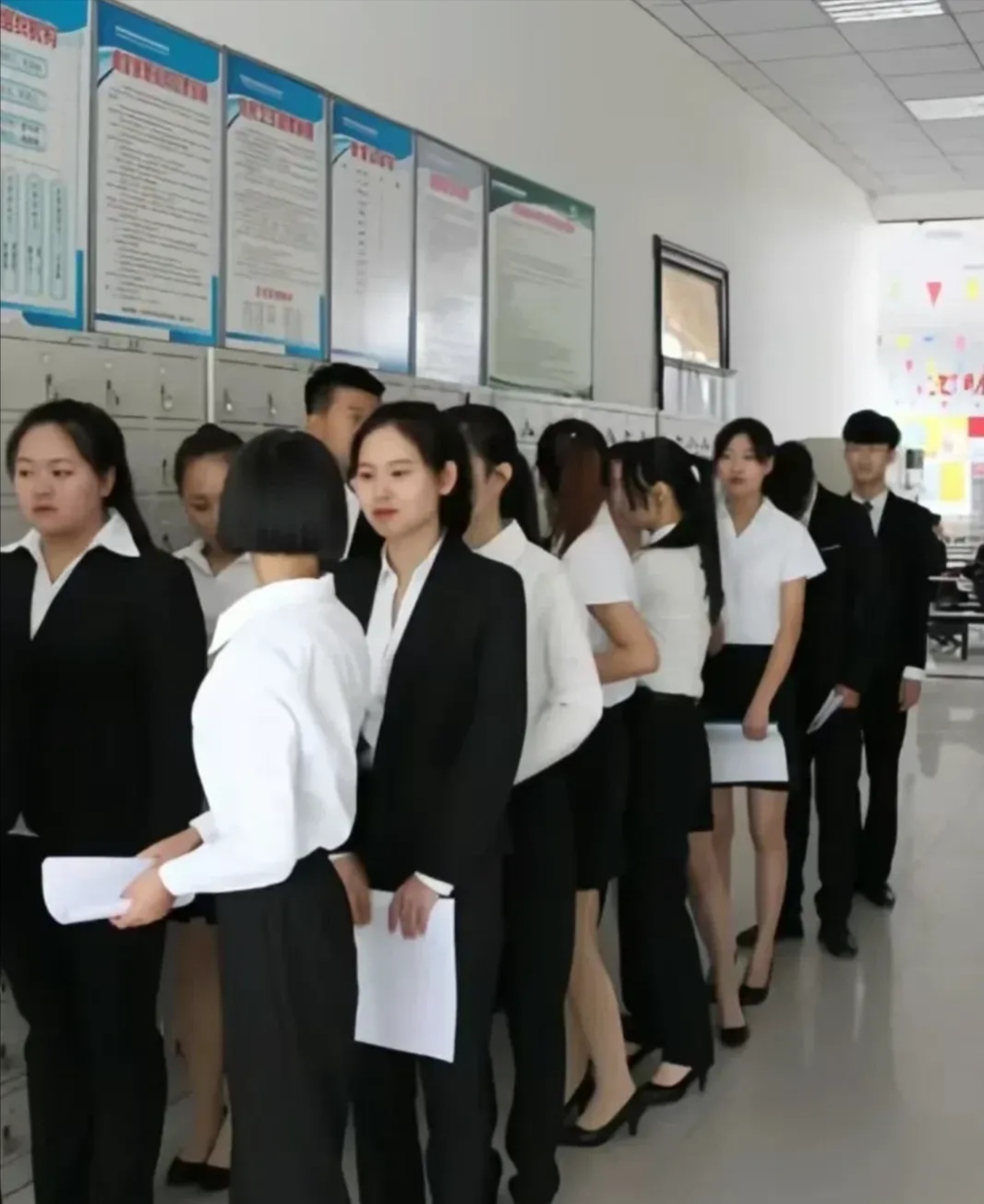 昨天上午,我闺蜜去面试,主考官问:一碗稀饭100块钱,请说一个地名?