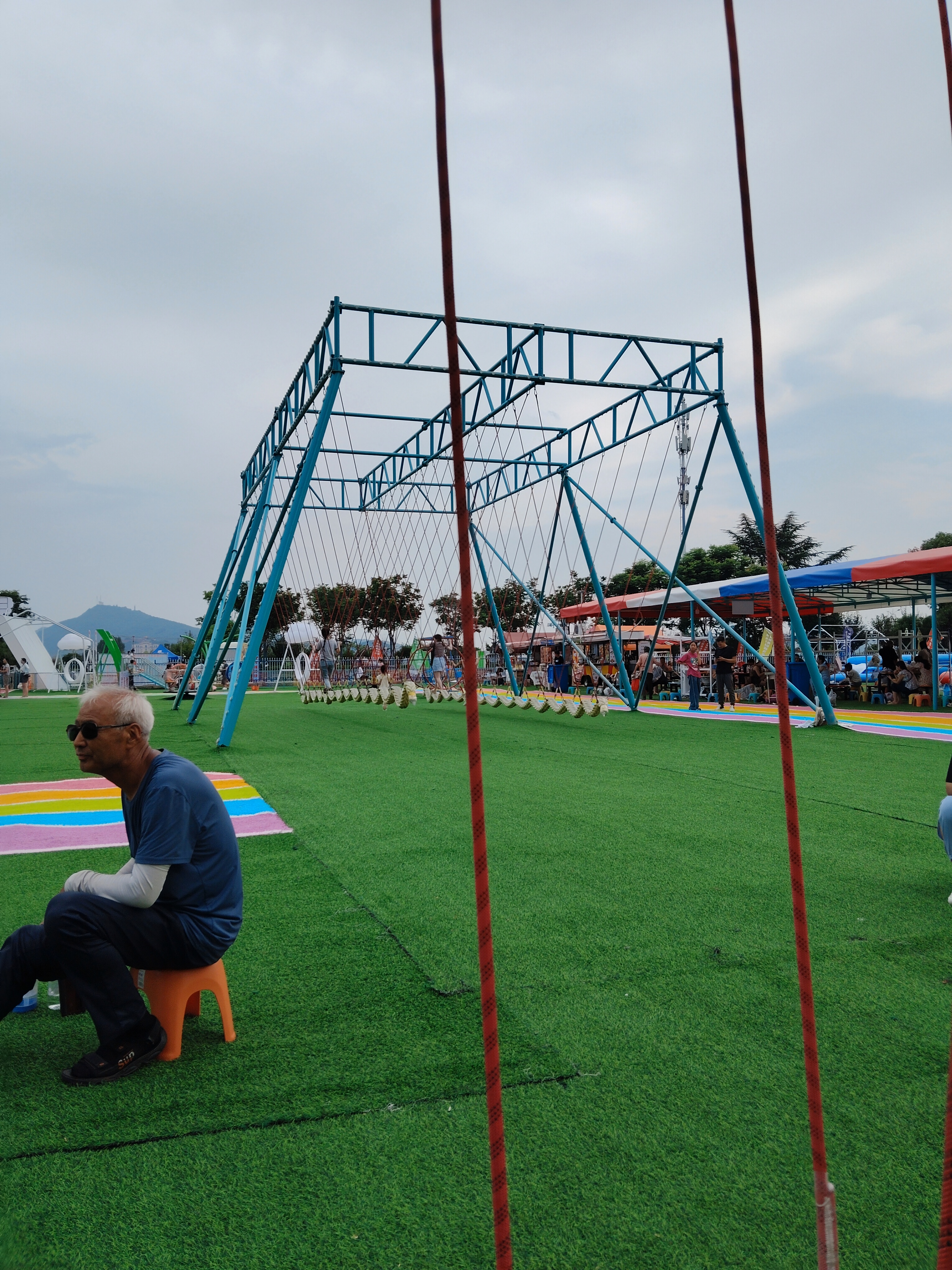 它既有陆上项目又有水上项目,孩子们玩热了再在水里泡一泡非常的惬意!