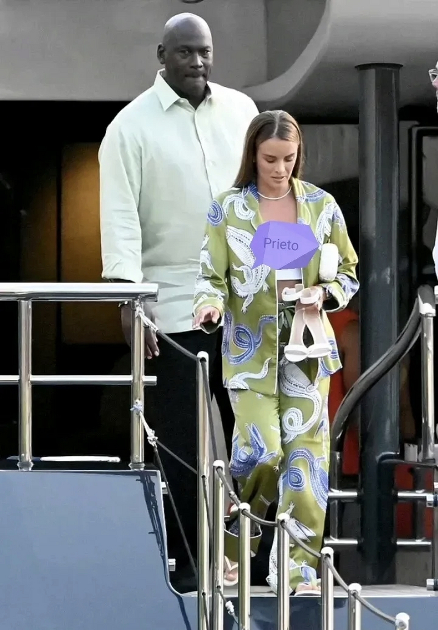 伊薇特·普列托打扮得可真奢华,她穿了一套丝绸刺绣的套装,里面还搭了