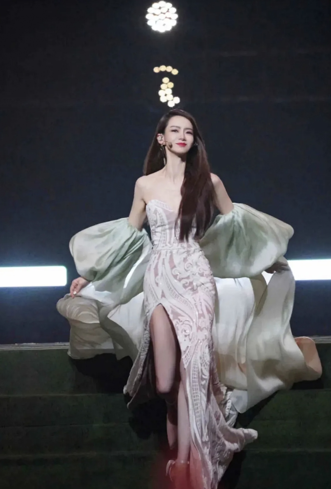 戚薇你是不是给造型师加鸡腿了 别的姐姐绿的一言难尽你独美 看看