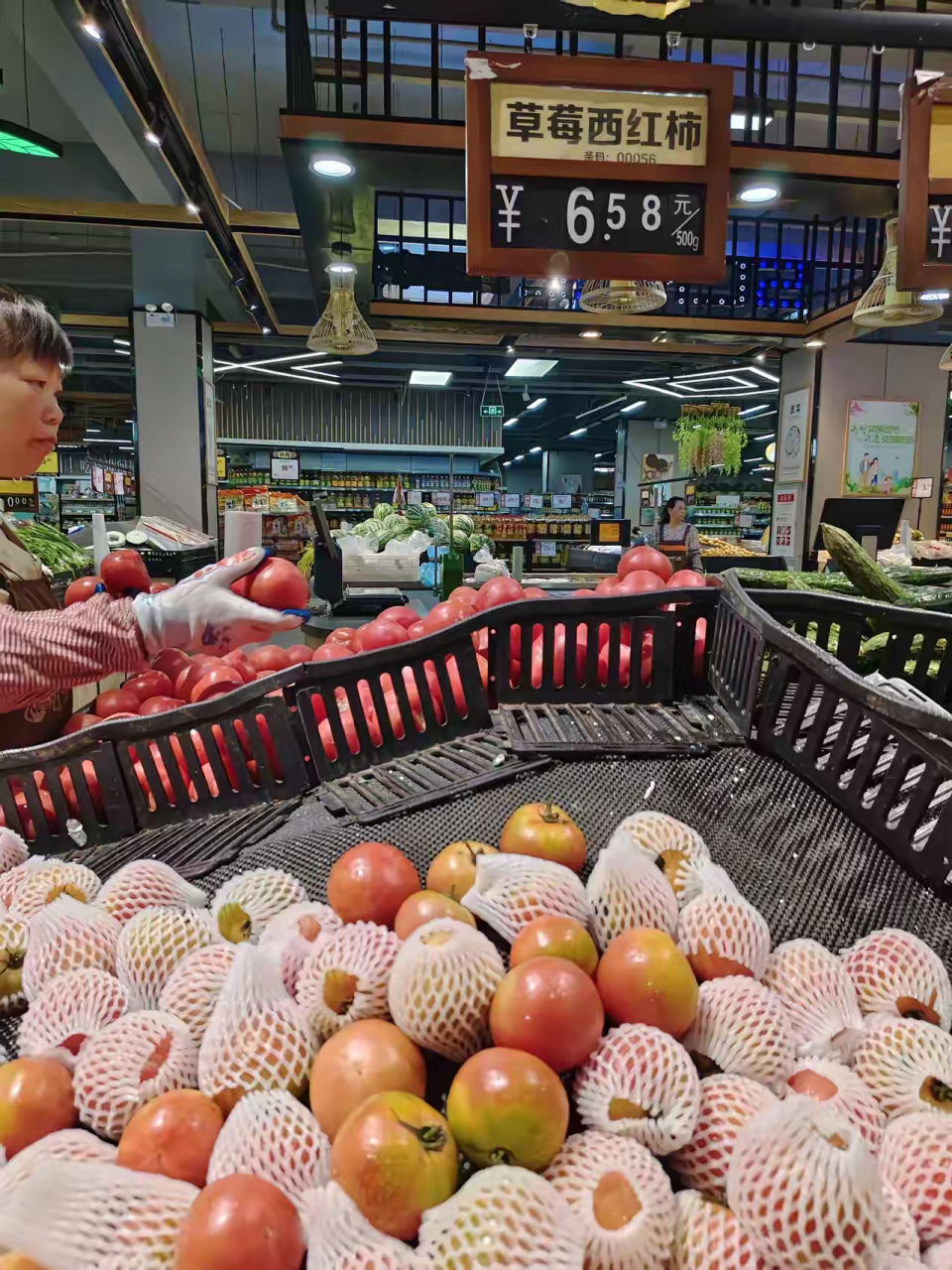 今天在超市看到一个很奇怪的现象,又小又半生不熟的西红柿,卖价竟然