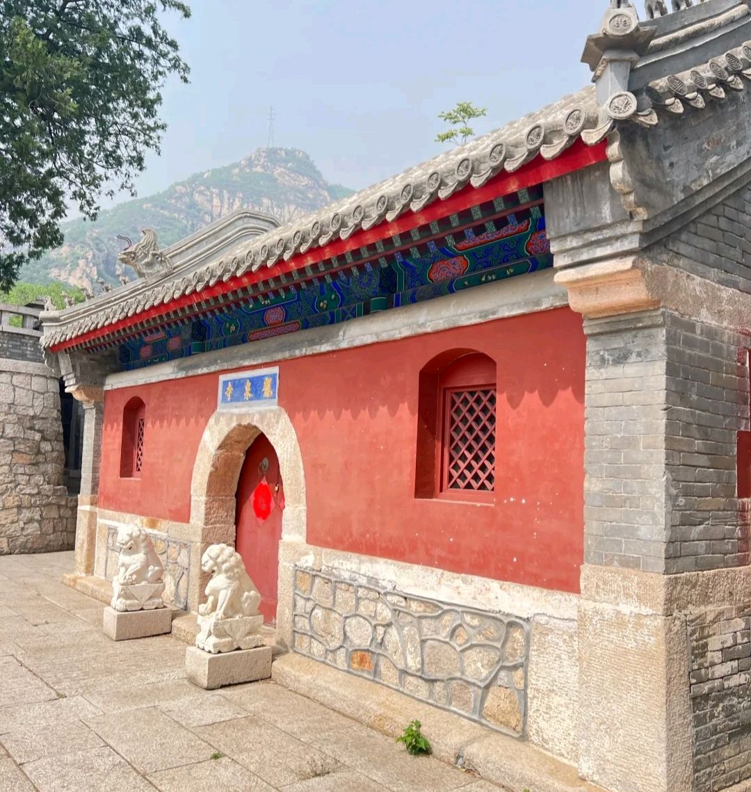 在北京凤凰岭有一龙泉寺,它坐落在